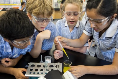 Children, UAE, science experiment