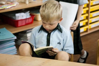Children, UAE, reading