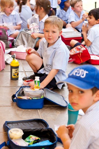 Children, UAE, lunch break